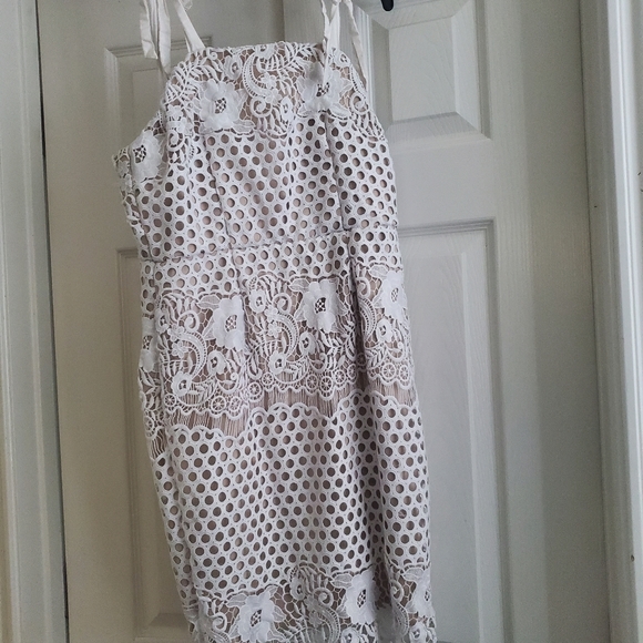 Beautiful lace dress - Picture 1 of 5